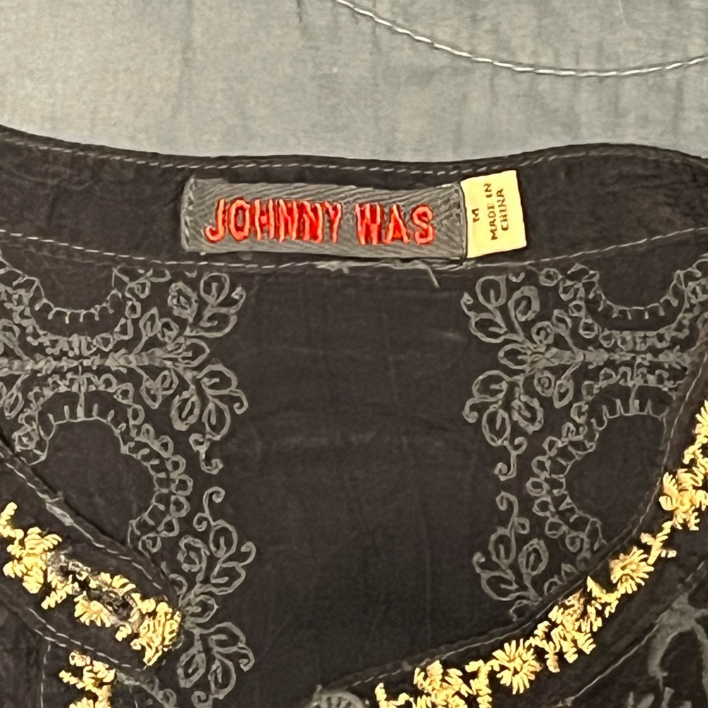 Johnny Was Embroidered Women’s blue short sleeve top; Medium - Picture 3 of 7